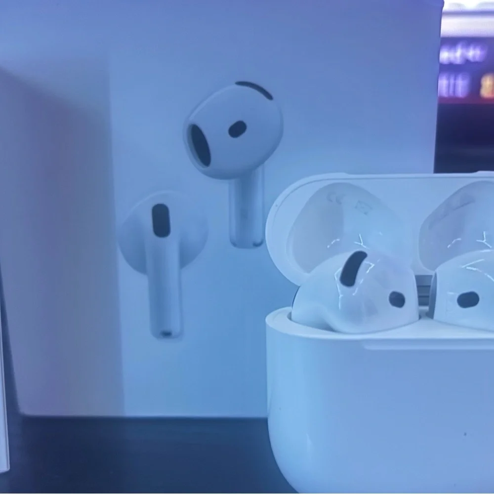 Apple White AirPods Wireless Headset Gen 4(Active noise cancellation
